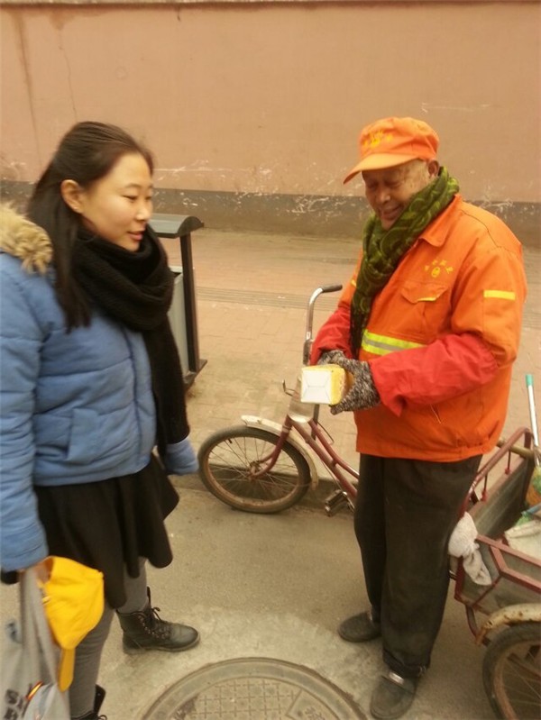 杯皇水杯，寒冬給環(huán)衛(wèi)工人送溫暖啦~~正能量求轉(zhuǎn)發(fā)